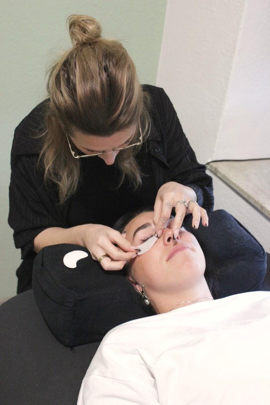 Claudia bei der Wimpernbehandlung einer Kundin