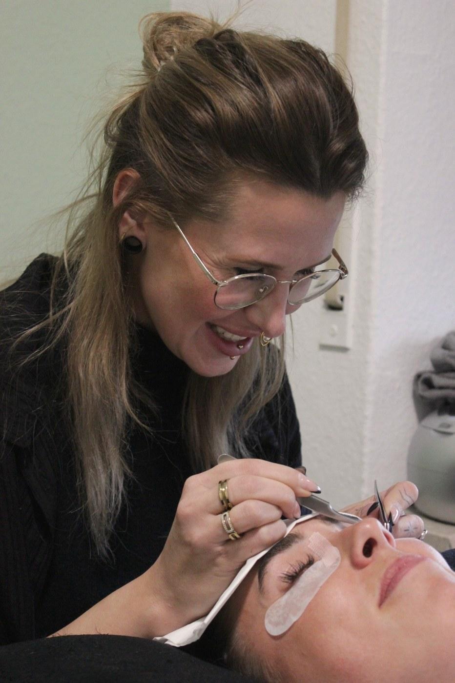 Claudia konzentriert bei der Arbeit im Studio
