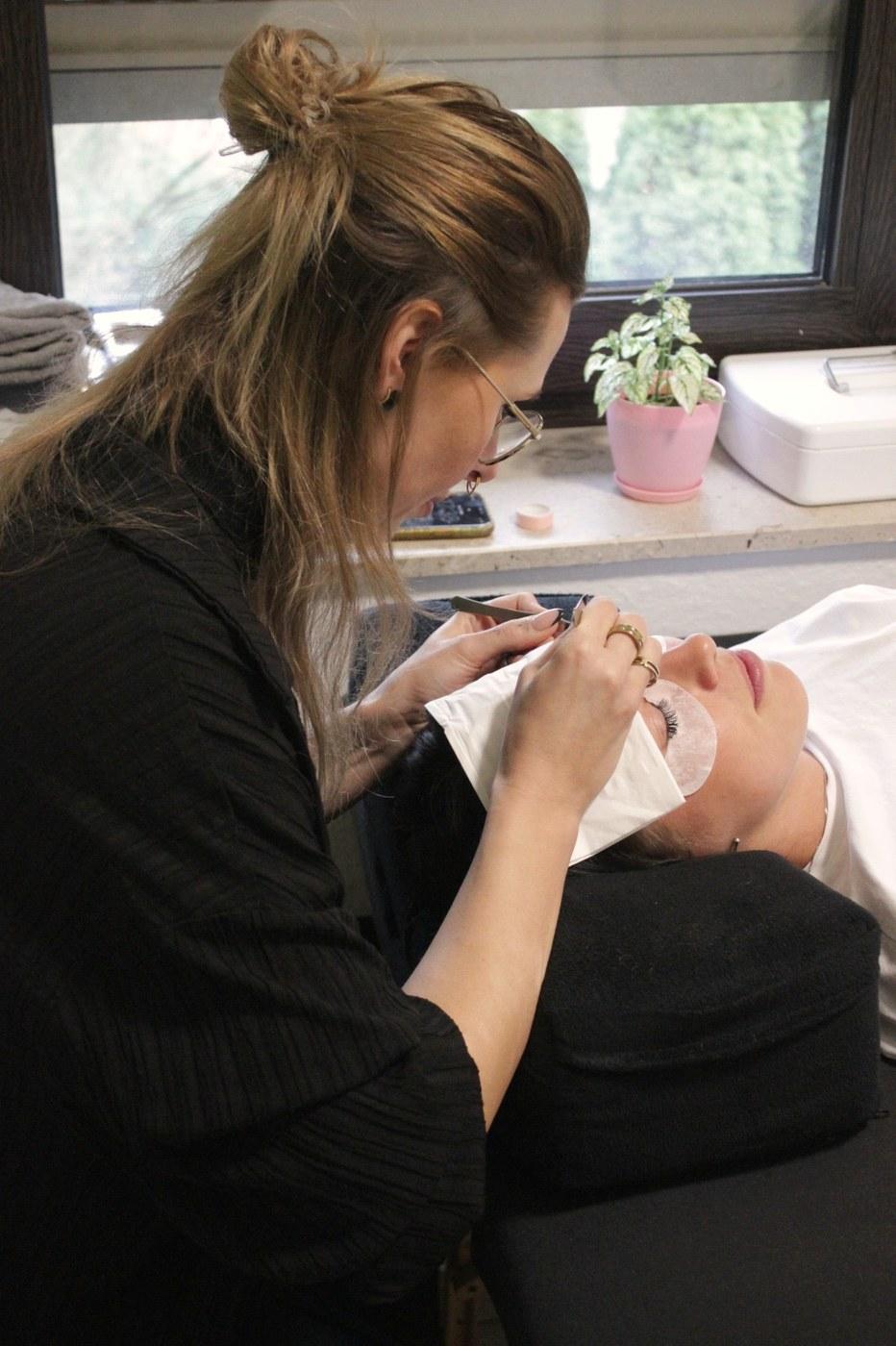 Claudia bei der Wimpernverlängerung am Fensterplatz